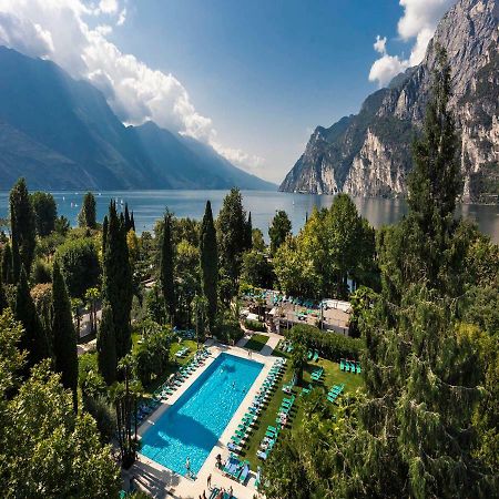 Du Lac Et Du Parc Grand Resort Riva del Garda Esterno foto